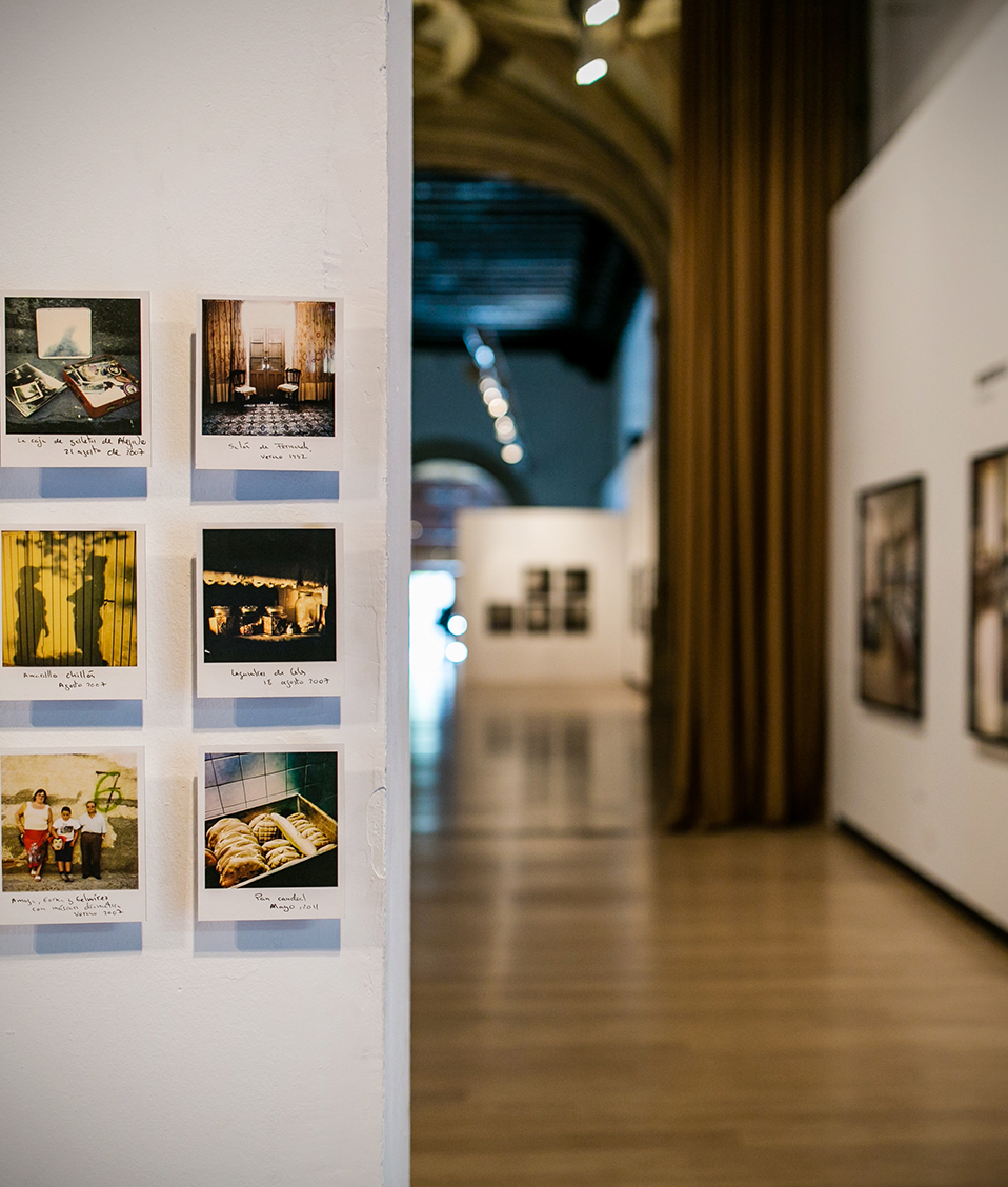 Exposición cuadros en crucero del Hospital Real